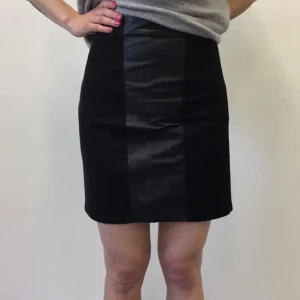  - Kjol med fejkläderdetalj.