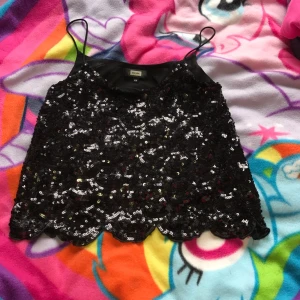  - Topp från Bikbok med paljetter i xs 