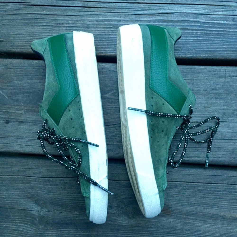 Gröna sneakers i mocka från PONY | Plick Second Hand