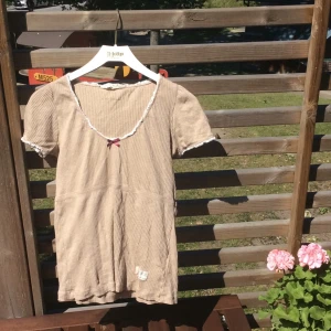  - Jättefin Odd Molly t-shirt i bra skick som passar utmärkt nu till sommaren! Endast använd ett fåtal gånger 