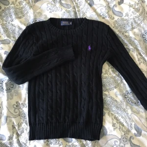  - Kabelstickad tröja från Ralph Lauren. Bra kvalité och skick! Säljer pga att jag inte får så mycket användning av den.