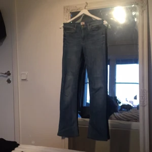  - Lee jeans! Uppsydda i benen så passar nu längd 30 ungefär i benen!