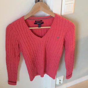  - Kabelstickad tröja från GANT. Sparsamt använd och i gott skick! 