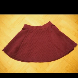  - mjuk kjol med dragkedja bak, lappen bortklippt men är som en small