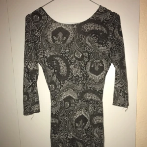  - Klänning från bikbok, kan användas på båda hållen antingen med omlott eller hög i halsen. Xs passar även s