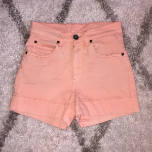  - Grymt snygga stretchiga jeansshorts från drdemin. Aprikosfärgade. Fina i sommar ✨🌷