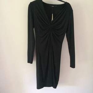 ✨ Helt ny supersnygg svart klänning, endast använd i två timmar. Slutsåld. ✨ Frakt ingår i priset. 