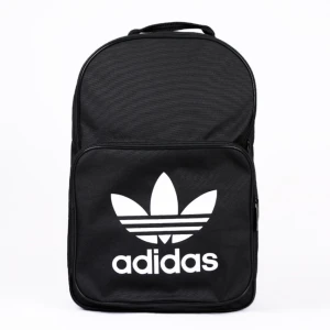  - adidas Originals BP Classic Trefoil ryggsäck, säljes då det var ett impulsköp. Fri frakt . Nyskick!  Höjd: 45 cm. Längd: 32 cm.  Material: 100% Polyester.