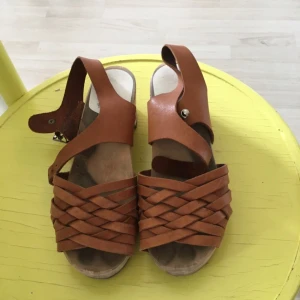  - Moheda träskor, äldre modell.  Välanvända som ni ser på bilderna men har mycket kvar att ge! Bra kvalitet. Kostade ca 800kr nya.  Storlek 38-39.  