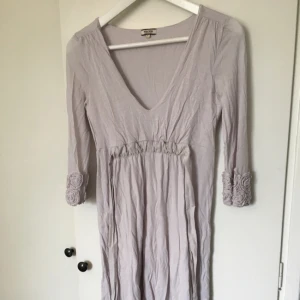  - Jättefin kort långärmad klänning från NoaNoa