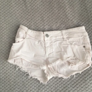  - Vita Brandy Melville shorts. Strl 38, men väldigt små i storleken. Passar XS-S!