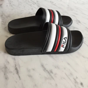  - Tofflor, aldrig använda. Skickas med posten, frakt på 30 kr tillkommer. 