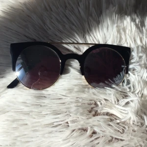  - Coola solglasögon. Länge sedan de köptes men knappt använda.