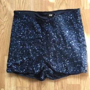  - Paljettshorts strl M  Lite stretchiga hög midja  fint skick. 