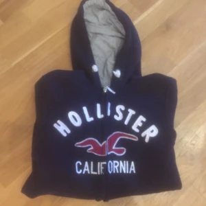  - Mörkblå Hollister luvtröja.  Storlek M Köparen står för fraktkostnaden 🌸