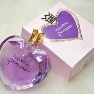  - Vera Wang Princess 100 ml edT. Använd 3-4 ggr. Frakt ingår. Nypris 400kr. 