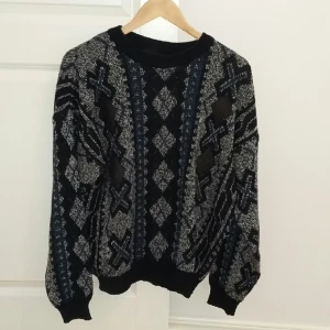  - Stickad tröja med fina detaljer från beyond retro. Ett litet hål på ena armen, se bild 3. 