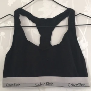  - Calvin Klein topp i L. Bra skick dock ett Pytte oyttw litet hål som man knappt ser, kan skicka bild men man ser knappt på bilden ens hah! 