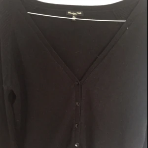  - Kofta i mycket fint skick, knappt använd. Strl 36/XL (????) passar iaf mig som har strl 36 i vanliga fall. Tights (fr. uniqlo, W26) kan köpas för ytterligare 80kr