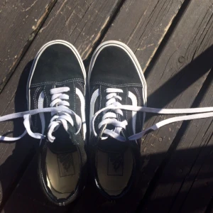  - Vans Old Skool  Black/White  Något använda skor men fortfarande fina. 