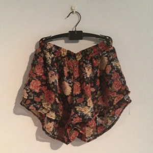  - Blommiga somriga shorts köpte i Barcelona. Använda två gånger 