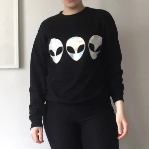  - Tröja med aliens, inköpt i Mexico. Metallictryck. Aldrig använd, bara prövad.