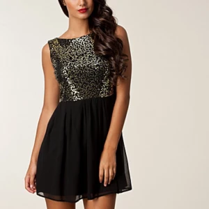  - Svart festklänning med paljetter, märke Elise Ryan men köpt på Nelly. Använd en gång.