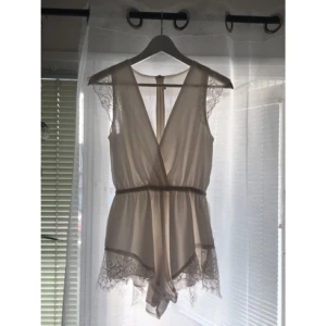  - Jumpsuit/playsuit köpt ifrån DM retro förra sommarn, använd en gång! Stl S men sitter som Xs o därav för liten för mig🌸