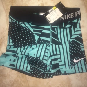 Nike pro  - Ett par helt oanvända träningsshorts med prislappen kvar från Nike, modellen heter Pro. 