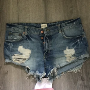  - Säljer ett par jeans shorts från Gina tricot. Storlek 38, bra skick och knappt använda pga för stora. 