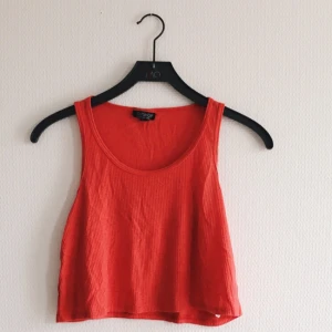  - Ribbad crop top i korall. Lös passform. Möts upp i norrort eller fraktar mot betalning 🌱