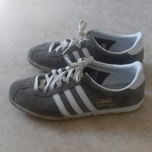  - grå adidas gazelle UK 6 motsvarar 39!