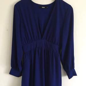 Snygg blå klänning med urringning från bikbok säljes! Storlek M