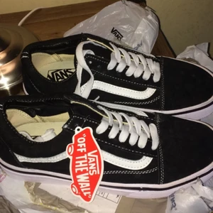  - Vans old skool i storlek US women 9.0 och US men 7.5 Helt nya aldrig använda pga fel storlek (: Frakt 60kr