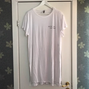  - Lång t-shirt med liten slits