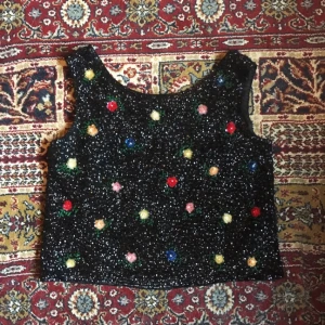  - Paljett-linne med vackra ros-detaljer! 🌹🌹🌹 Storlek L, men fin som lösare fit för mindre storlek. Vintage-köp