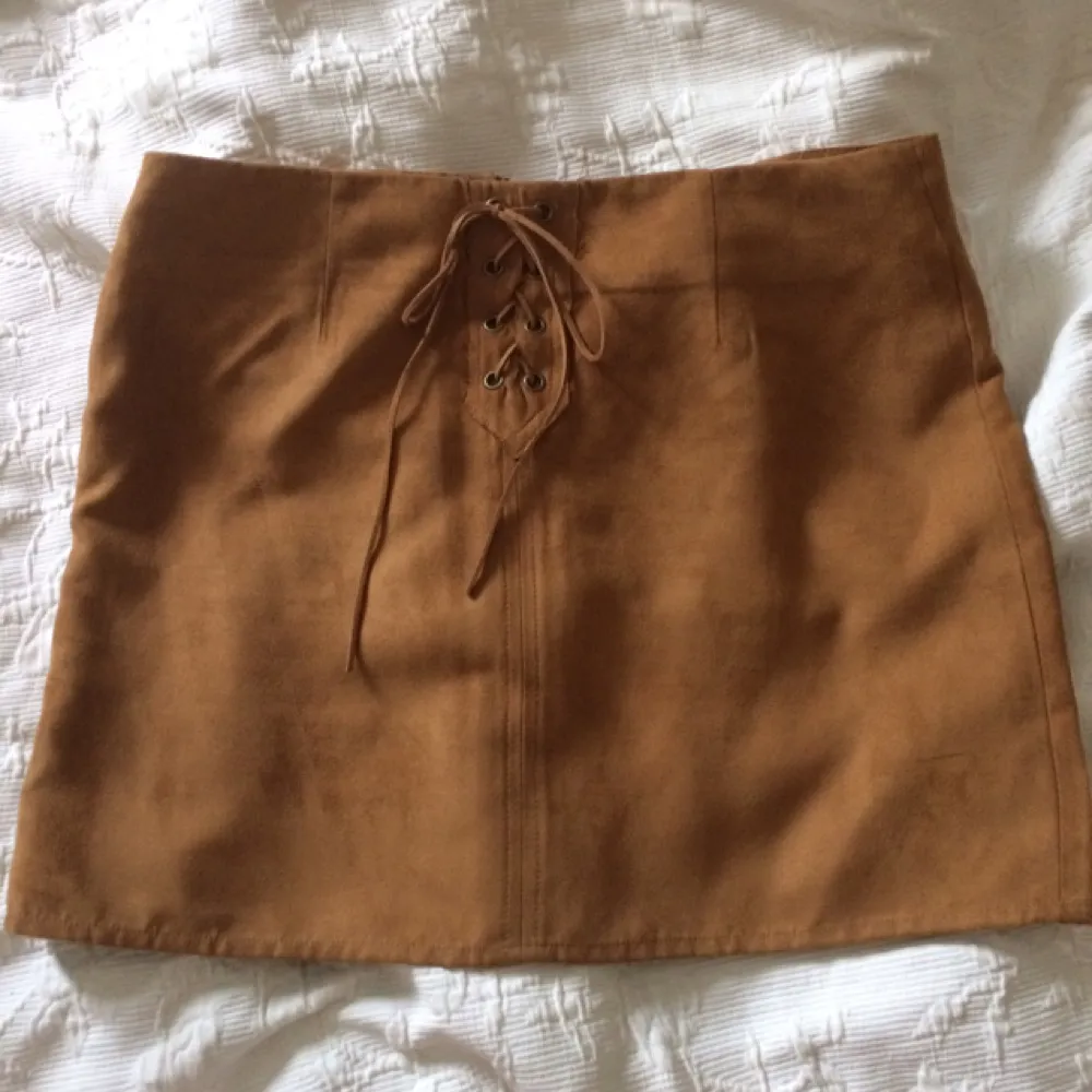 Ursnygg kjol i mockaimitation från KENDALL& KYLIE kollektion, köpt i USA. Köpt för ca 700 kr och är i nyskick! 🌺 Pris går att diskuteras. FRI FRAKT💌. Kjolar.