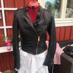  - Zara skinn jacka (. Äkta skinn)  mes knappar o kedja i rose färgat ,fint skick ej mycket använd då jag har en nästan liksdan som jag bor i:)  skickar gärna men köparen betalar portot ! Ca 60:-