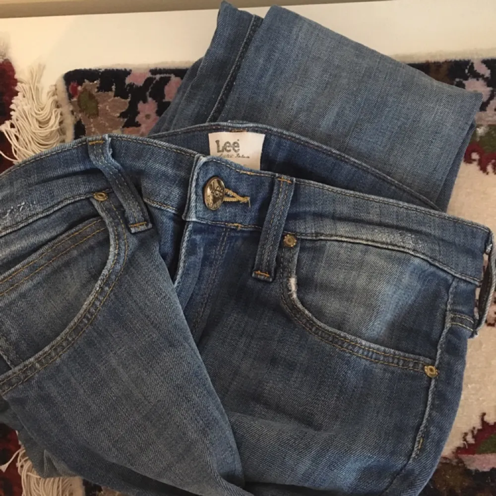Snygga ljusblåa jeans från Lee i modellen Scarlett Byxorna är uppsydda så att de passar mig som är 160 cm lång. Frakt ingår i priset 🌟. Jeans & Byxor.