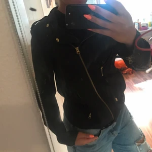  - J. Lindeberg jacka. Funkar för båda höst och vår. Lite sliten i armarna. Annars super fin 