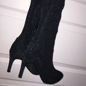  - Superfina overknee klackskor i svart och glittrande färg, jättebekväma och har stretchigt tyg så passar alla storlekar runt benet!
