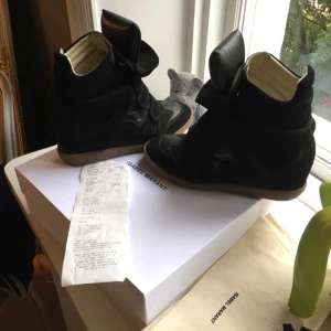  - Helt nya marant köpta på NK i Stockholm i juli 2017. Dustbag & kvitto finns! Storlek 40. 