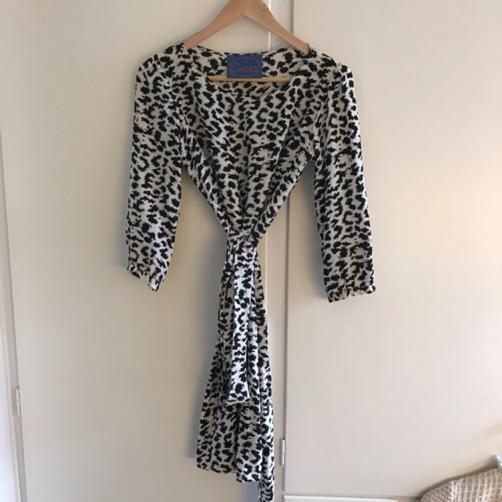 Leopardmönstrad klänning från Greta. Skickar gärna fler bilder vid intresse! Mycket fint skick, använd max 5 ggr. Klänningar.