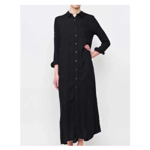  - RODEBJER Waits shirt dress i svart. Jättefint skick.  Knappar fram, på sidorna samt längs ryggen.  Butikspris 2500kr 