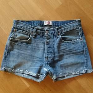 Jeansshorts från Levis. Modell 501, storlek W31. Köpta secondhand. Snygga slitningar. Sista bilden visar ordentligt gjorda lagningar i grenen, inget som syns när man har på dem. 