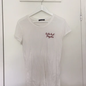  - (tar endast betalt via swish!! + köparen står för frakt) / väldigt mjuk vit tröja med sydd text-detalj från brandy melville / skick: väldigt bra skick, använd ca 3 gånger / säljs då jag sällan använder den