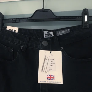  - Högmidjade svarta boyfriend jeans med slits! Från London!  