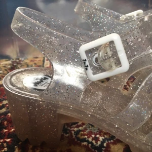  - Klassiska juju jelly-sandaler! Ännu inte sålda!  Glitter-dröm med liten klack, knappt använda 