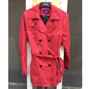  - Röd tunn sommarjacka från Mexx i storlek 44 säljes! Skickas, köparen står för frakten 💌