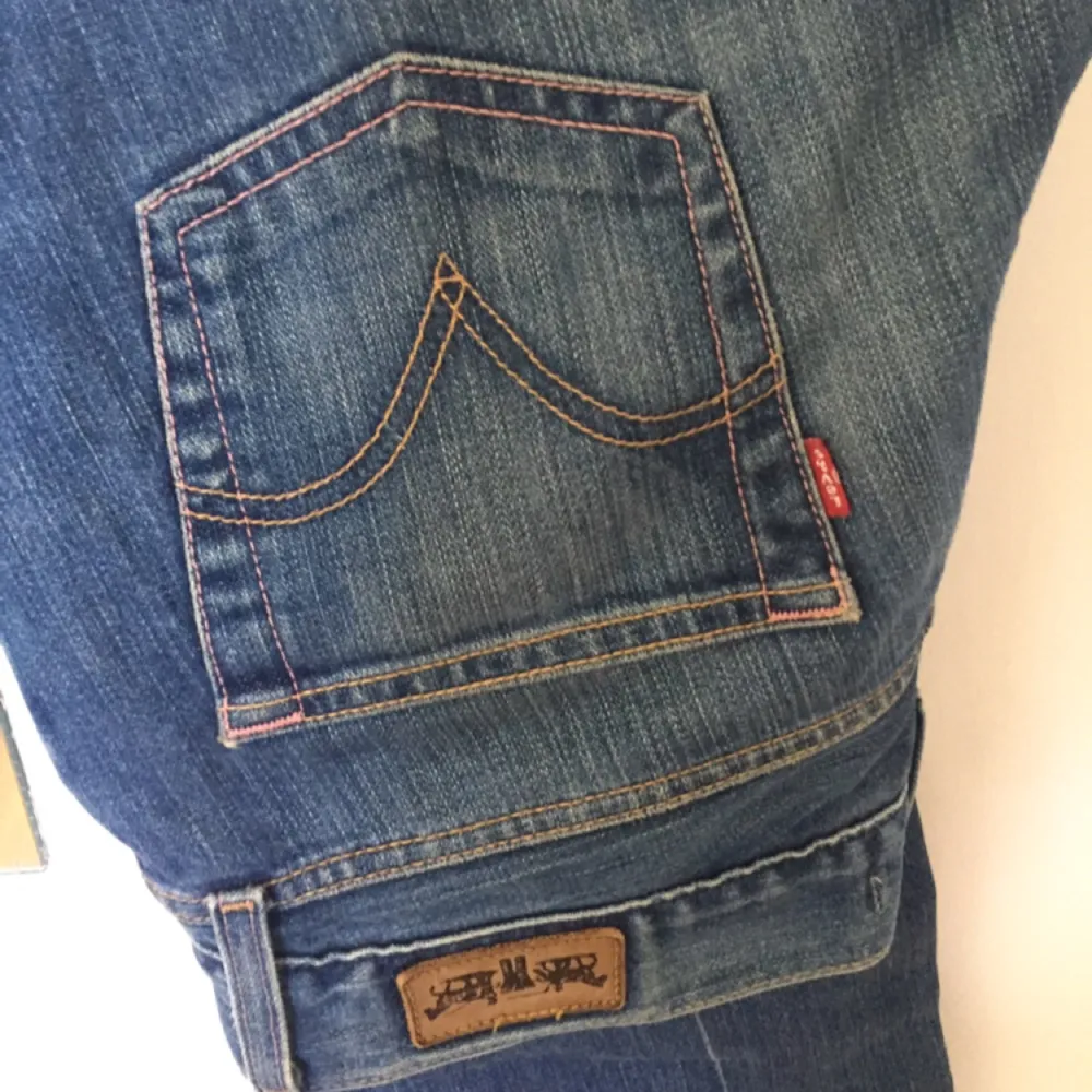 Avklippta jeans från Levis. Är ankellånga :).. Jeans & Byxor.